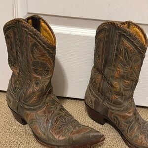 Old Gringo size 8 1/2
Distressed olive green with soft brown